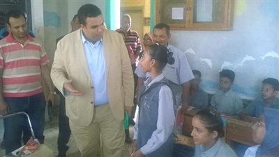 بالصور.. نائب محافظ السويس  فى جولة تفقدية بمدارس القطاع الريفي