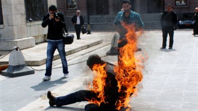 شخص يشعل النار في نفسه بسبب خلافات عائلية بالدقهلية