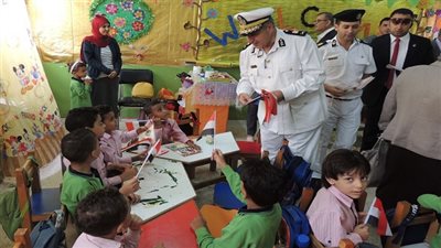 بالصور.. قيادات الداخلية بالسويس تزور مدارس المحافظة وتوزع الهدايا