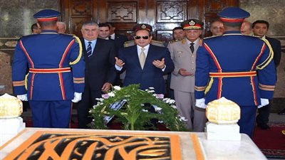 السيسي يزور قبر الجندي المجهول إحتفالآ بالذكرى الخامسة والأربعين لحرب أكتوبر المجيدة