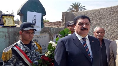 محافظ القليوبية.. يزور قبر أول شهيد قوات مسلحة في حرب أكتوبر بقرية سنديون بقليوب