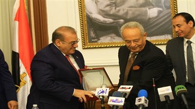 أبوشقة يُهدى درع الوفد لحسن راتب ويؤكد : قدم مشروعات لا ينكرها إلا جاحد