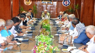 محافظ السويس يجتمع بأجهزته التنفيـذيـة لمواجهة السيول المحتملة