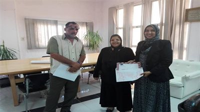  رئيس حى فيصل تكرم احدى الموظفات لبلوغها السن القانونية