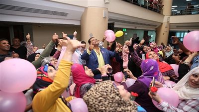 بالصور.. مراد مكرم يشارك محاربات السرطان إنتهاء رحلة العلاج الإشعاعي 