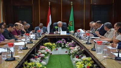 محافظ الدقهليه.. يطالب رؤساء الأحياء والمدن بضرورة عودة الرصيف للمواطنين