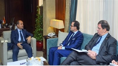 وزير التجارة والصناعة يبحث مع سفير فرنسا بالقاهرة تعزيز علاقات الشراكة التجارية والاقتصادية بين البلدين