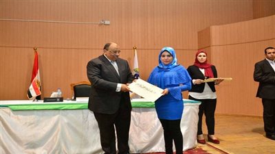 وزير التنمية المحلية يكرم عدد من العاملين المتميزين بالوزارة