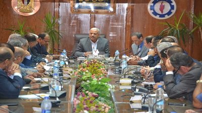 محافظ السويس فى اجتماعة بشركات البترول: ضرورة محاسبة الشركات المخالفة بيئيا  