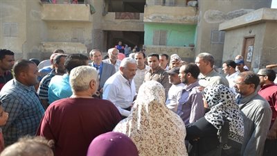 بالصور.. صقر في جولة تفقدية بمساكن الأيواء بالسويس