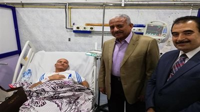 محافظ السويس يزور الفدائى محمود طه بالمستشفى العام بعد تعرضه لوعكة صحية