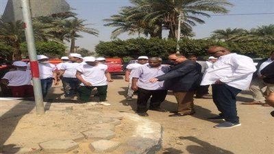 محافظ الفيوم يشارك الشباب والفتيات اعمال التجميل بمركز سنورس