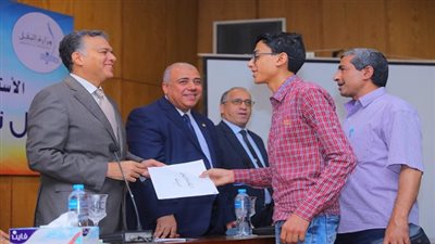 وزير النقل يكرم المتفوقين من أبناء العاملين في الشركة المصرية لإدارة وتشغيل المترو في الشهادات العامة