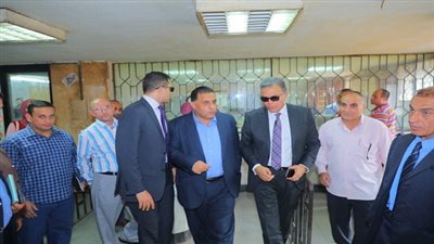 وزير النقل يستقل قطار رقم  ٩١٥ من بنها الى الاسكندرية ويطمئن على مستوى الخدمة المقدمة لجمهور الركاب 