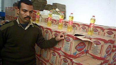 ضبط 3035 كرتونة زيت طعام مجهولة المصدر بالمنوفية