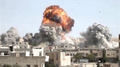 مقتل 10 مدنيين جراء قصف للنظام السوري بالبراميل المتفجرة على إدلب