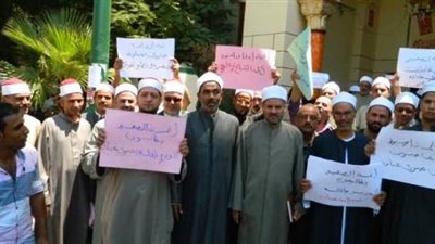 وقفة احتجاجية لأئمة أسيوط للمطالبة بإقالة الشيخ صبري عبادة