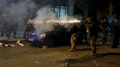 إصابة 3 متظاهرين خلال الاشتباكات أمام مقر الحكومة اللبنانية