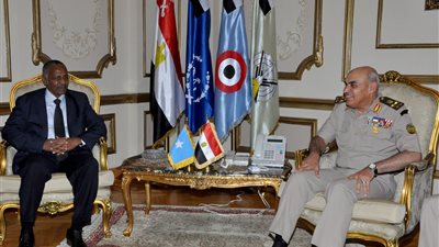 وزير الدفاع يلتقي نظيره الصومالي 