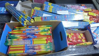 ضبط 980 صاروخ ألعاب نارية داخل مكتبة بالمحلة 