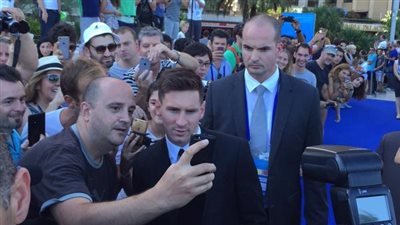 بالصور.. المعجبون يحاصرون 