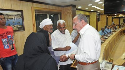 بالصور.. محافظ أسوان يوزع شيكات التعويضات لمتضرري 