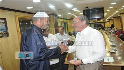 بالصور.. محافظ أسوان يوزع التعويضات المالية على أهالي 