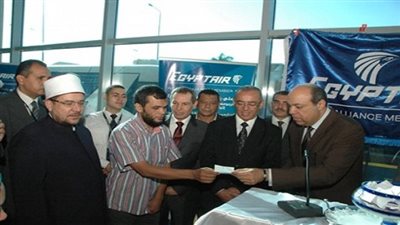 وزيرا الطيران والأوقاف يودعان أول أفواج حجاج القرعة بالمطار 
