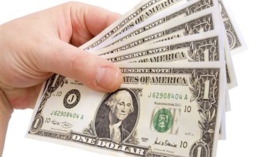 الدولار يتراجع أمام معظم العملات العالمية