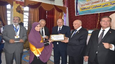 بحضور محافظ الفيوم تكريم حفظة القرآن الكريم والرواد الأوائل والمعلمين والأمهات المثاليات