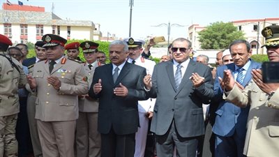 بالصور.. قيادات السويس تضع اكاليل الزهورعلى قبر الجندى المجهول فى احتفالات المحافظة بالعيد القومى