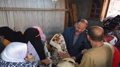 محافظ الفيوم يزور مشروعات الغزل والنسيج بقرية دسيا