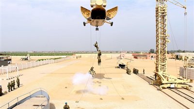  قوات المظلات المصرية والروسية تنفذان عمليات إسقاط وإبرار جوى لأكثر من (200) مظلى