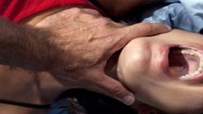 شاهد| شاب عشريني يغتصب مسنّة عمرها 100 عام