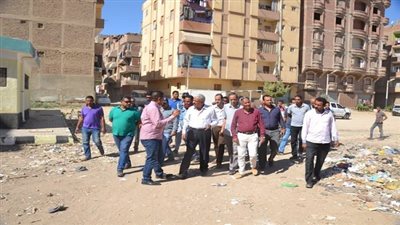 بالصور.. صقر يتابع أعمال رفع القمامة من منطقة البراجيلي بالسويس