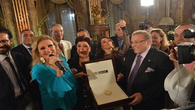 بالصور.. حسن راتب يُكرم النجمة يسرا بقلادة سيناء ويسرا تهديها الى روح الشهداء واهالى سيناء 