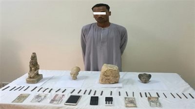 ضبط شخص وبحوزته 4 قطع يشتبه فى آثريتها ومواد مخدرة 