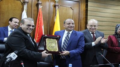 رئيس جامعة بنى سويف يُهدى د. حسن راتب درع الجامعة تقديراً لدوره الهام فى دعم التعليم العالى والتعاون بين الجامعات الحكومية والخاصة