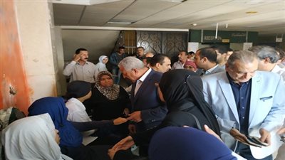 بالصور.. محافظ السويس يطمئن على حالة طالبات مدرسة التعاونيات