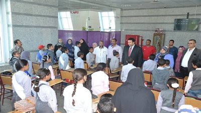 نائب محافظ السويس وقيادات التعليم.. ودقيقة حداد على ارواح شهداء حادث المنيا خلال زيارتهم للمركز الاستكشافى  