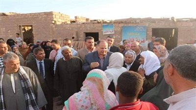 بالصور.. محافظ الفيوم يتفقد عدداً من القرى المنتجة
