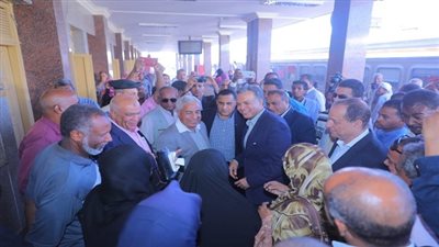 وزير النقل يتابع انتظام العمل بمحطة اسوان و شباك تذاكر ذوي الاحتياجات الخاصة 