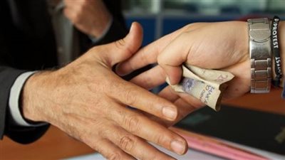 القبض على موظف بإدارة الطرق بحي البساتين اثناء تلقيه رشوة