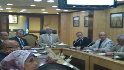 محافظ أسوان ومدير صندوق تطوير العشوائيات يتابعان تنفيذ المشروعات بالمحافظة