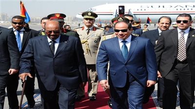 السيسي يستقبل رئيس السودان بمطار شرم الشيخ