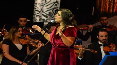 بالصور.. اللبنانية كارلا رميا تتألق في الليلة السادسة من فعاليات مهرجان الموسيقى العربية