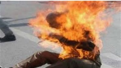 عاطل محكوم عليه في قضايا مخدرات وسلاح يشعل النار في والده بالفيوم