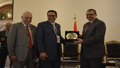 تبادل الدروع بين وزير القوي العاملة والأمين العام للاتحاد العربي لعمال الغزل والنسيج