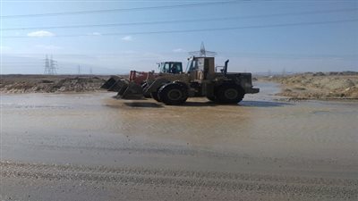 محافظ السويس ينتقل لجنوب المحافظة لمتابعة موقف السيول بالسخنة