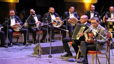 مناغشة موسيقية بين الجيتار والطبلة علي شط اسكندرية